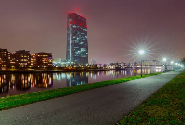 Frankfurt. Rascacielos en el paseo marítimo de la ciudad . —  Fotos de Stock