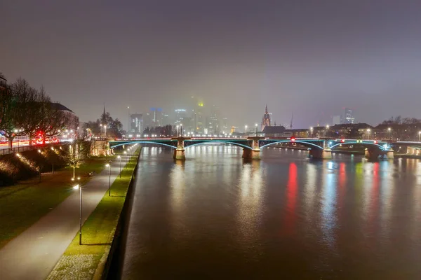 Frankfurt. Városi rakparton és felhőkarcolók s üzletközpont. — Stock Fotó