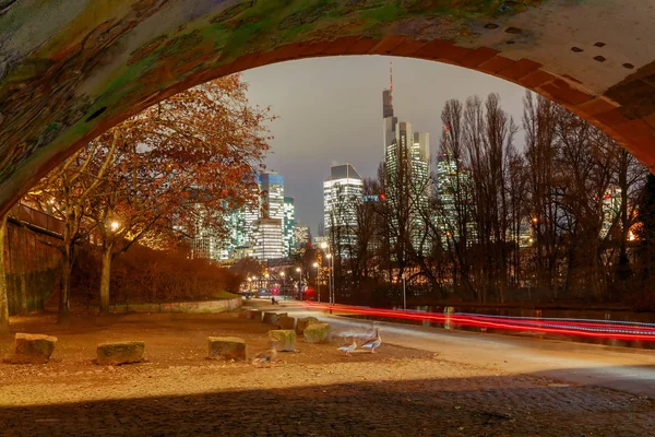 Frankfurt. Terraplén de la ciudad y rascacielos del centro de negocios s . —  Fotos de Stock