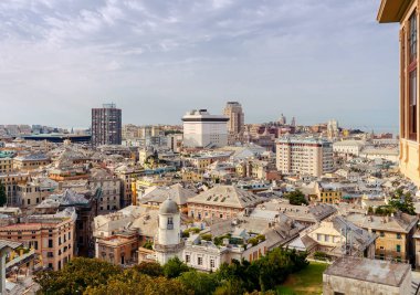 Tepenin üstünden Cenova havadan görünümü.