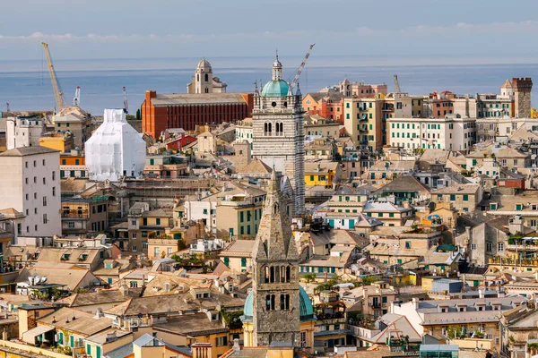 Вид с высоты с холма на Геную . — стоковое фото