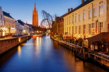 Bruges. Şehir kanalı gece aydınlığında.