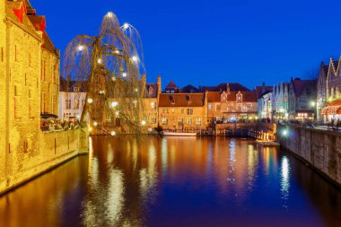 Bruges. Şehir kanalı gece aydınlığında.