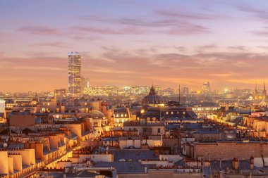 Paris. Gece havadan görünümü.