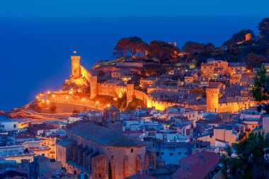 Tossa de mar. Kalesi, gece.