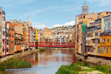 Girona. Onyar Nehri'nde evlerin çok renkli Cephe Sistemleri.