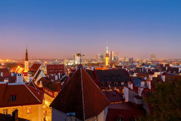 Tallinn. Vista aérea da cidade ao pôr do sol . — Fotografia de Stock