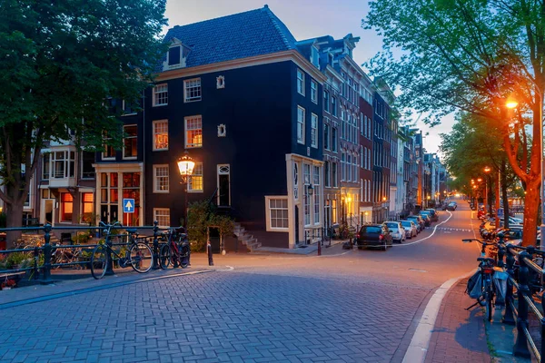 Amsterdam. Nattvisning av husen längs kanalen. — Stockfoto