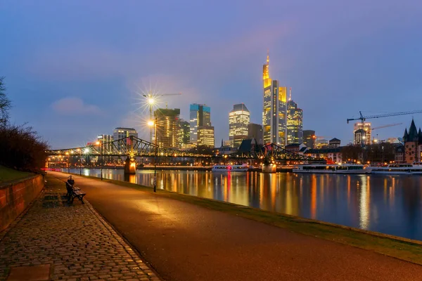 Frankfurt. Wolkenkratzer des städtischen Geschäftszentrums. — Stockfoto