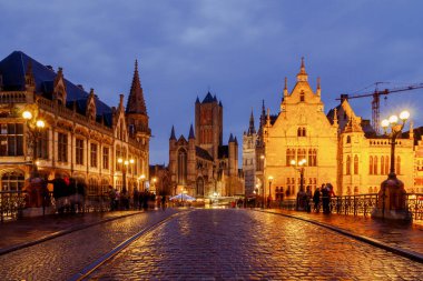Gent. Eski şehir gece görüntüsü.