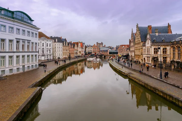 Gent... Vista da cidade velha no por do sol . — Fotografia de Stock