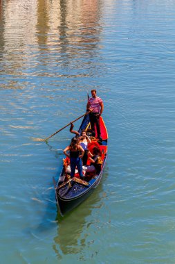 Venedik. Gondol üzerinde yürüme.