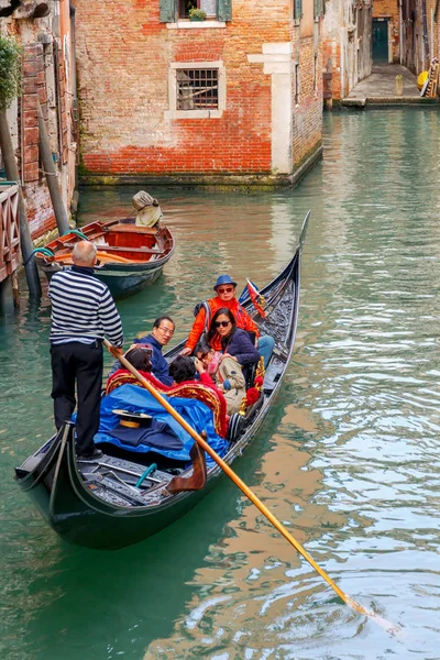 ヴェネツィア。ゴンドラの上を歩く. — ストック写真