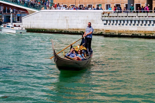 Venezia. Camminando sulla gondola . — Foto Stock