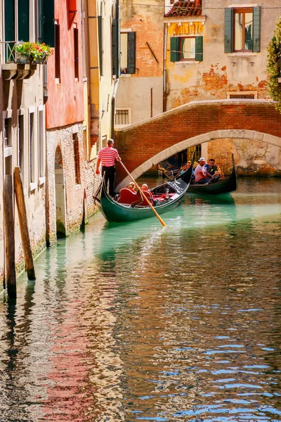 Veneza. Caminhando na gôndola . — Fotografia de Stock