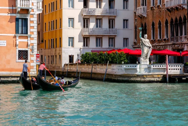 Veneza. Caminhando na gôndola . — Fotografia de Stock