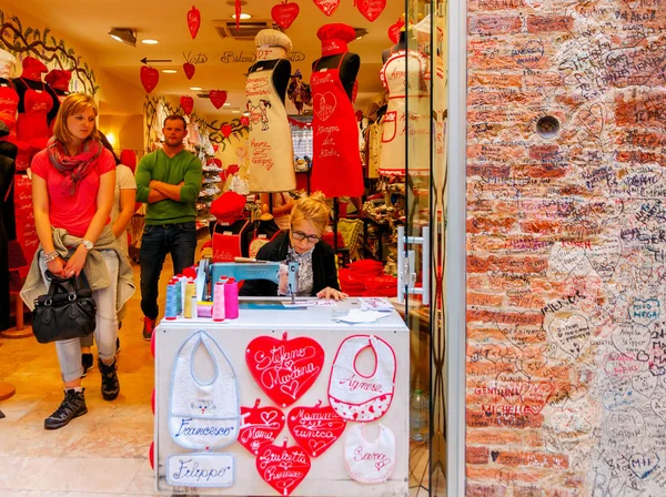 Verona. Sewing workshop in the courtyard of Juliet. — Stock Photo, Image