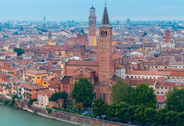 Verona. Gün batımının havadan görünümü.
