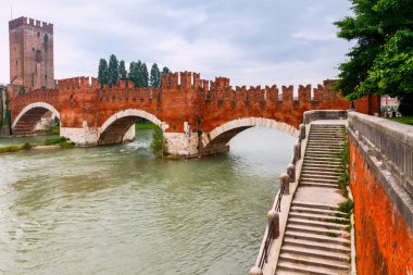 Verona. Castelvecchio'yu günbatımı üzerinde.