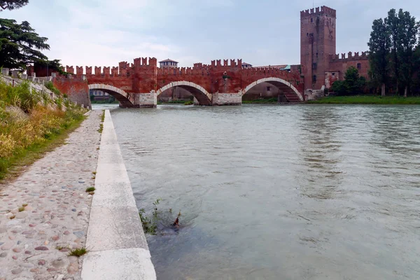 Verona. Castelvecchio op de zonsondergang. — Stockfoto