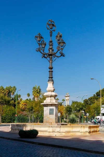 Sevilla. Linterna en la plaza . — Foto de Stock