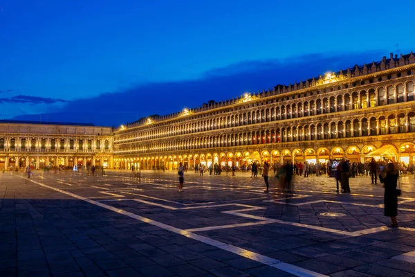 Venetië. Saint Marks Square in de nacht. — Stockfoto