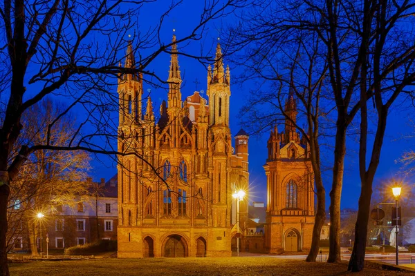 Vilnius. Igreja Católica de Santa Ana à noite . — Fotografia de Stock