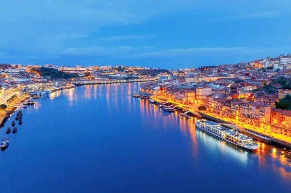 Porto. Şafakta şehrin havadan görünümü.