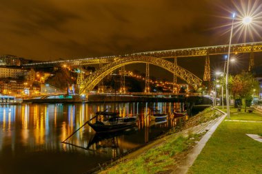 Porto. Gece Don Luis Köprüsü.