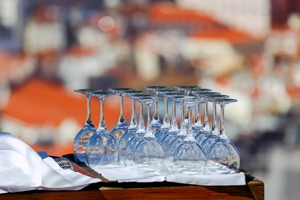 Bicchieri di vino sul tavolo. Lisbona . — Foto Stock