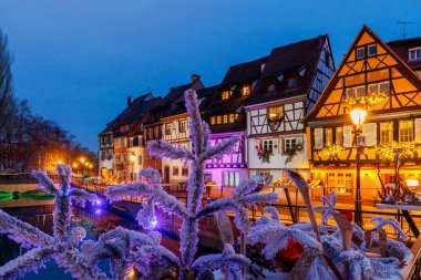 Noel arifesinde şehir Colmar Fransız.