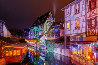 Noel arifesinde şehir Colmar Fransız.