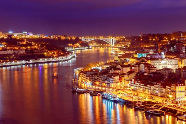 Oporto. El puente del coche sobre el río Duero . — Foto de Stock