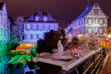 Noel arifesinde şehir Colmar Fransız.