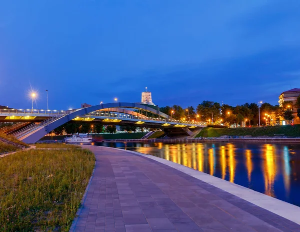 Vilnius. Ponte Mindaugas através de Neris . — Fotografia de Stock