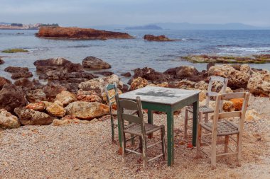 Kumlu sahilde Cafe. Chania.
