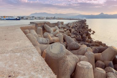 Kandiye. Limanı dalgakıran.