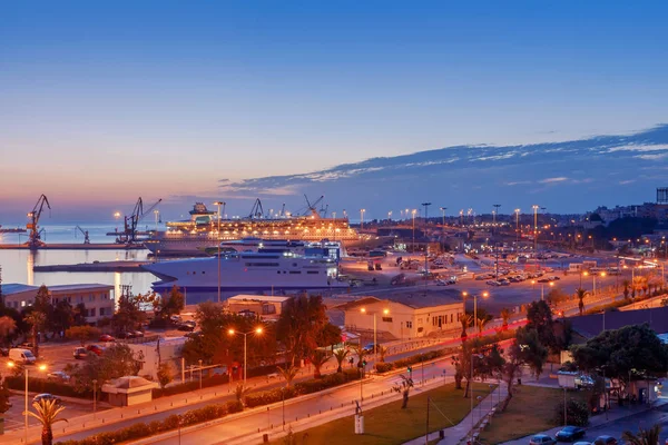 Heraklion. Seehafen bei Sonnenaufgang. — Stockfoto