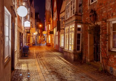 Bremen. Gece eski sokak.