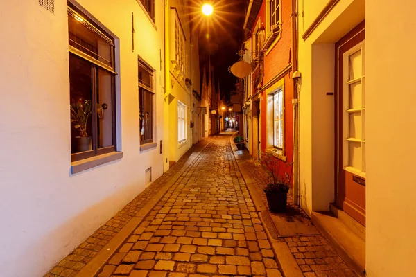 Bremen. Gece eski sokak. — Stok fotoğraf