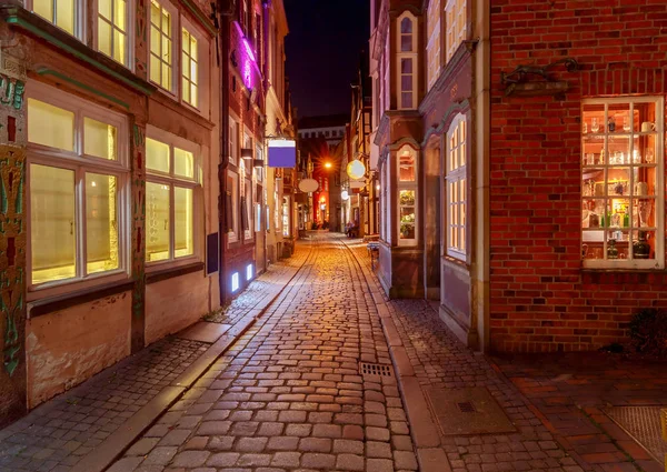Bremen. Gece eski sokak.