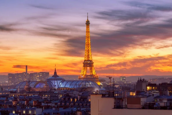 Paříž. Eiffelova věž při západu slunce. — Stock fotografie