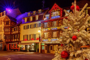 Noel arifesinde şehir Colmar Fransız.