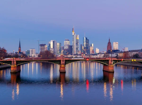 Frankfurt. Wolkenkratzer im Geschäftszentrum der Stadt. — Stockfoto