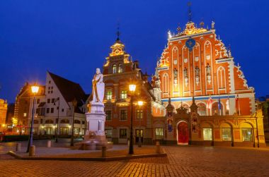 Riga. Gece Şehir Meydanı.