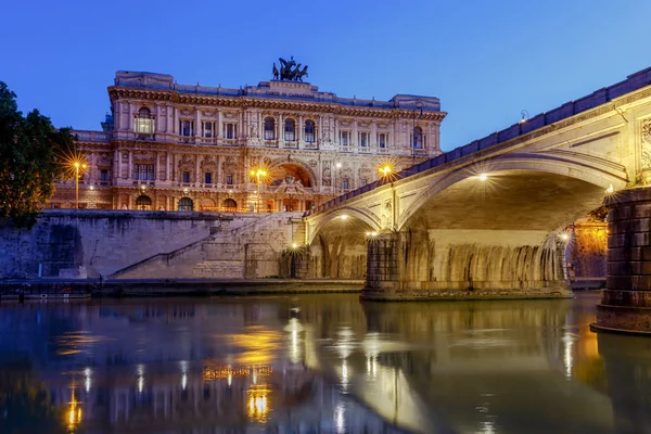 Róma. Igazságügyi palota és Umberto-híd. — Stock Fotó
