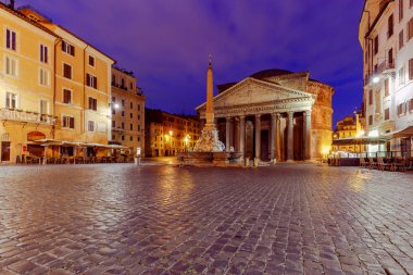 Roma. Gece aydınlığında Pantheon.