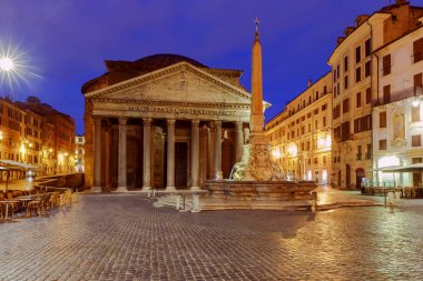 Roma. Gece aydınlığında Pantheon.