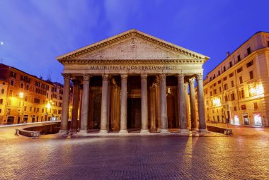 Roma. Gece aydınlığında Pantheon.