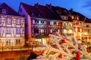 Noel arifesinde şehir Colmar Fransız.
